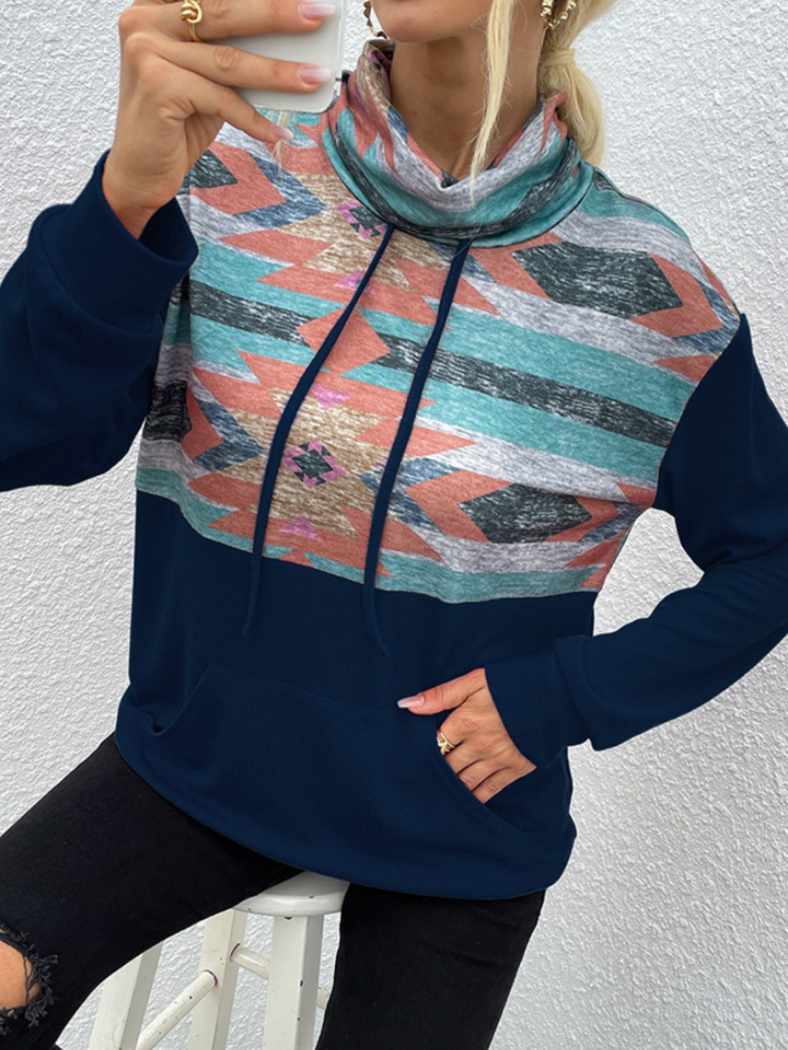 Langärmliges Sweatshirt mit geometrischem Kordelzug