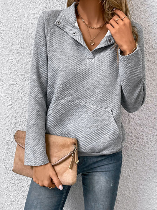 Halb geknöpftes Sweatshirt mit Kragen und Tasche