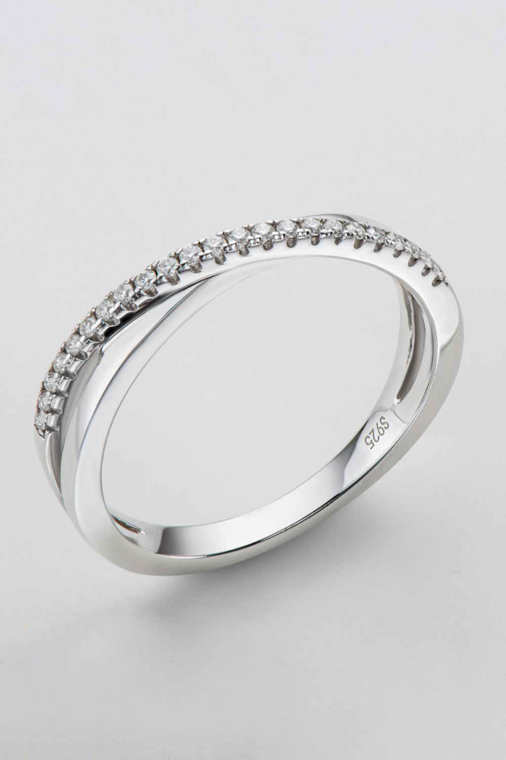 Kreuzförmiger Moissanit-Ring aus 925er Sterlingsilber