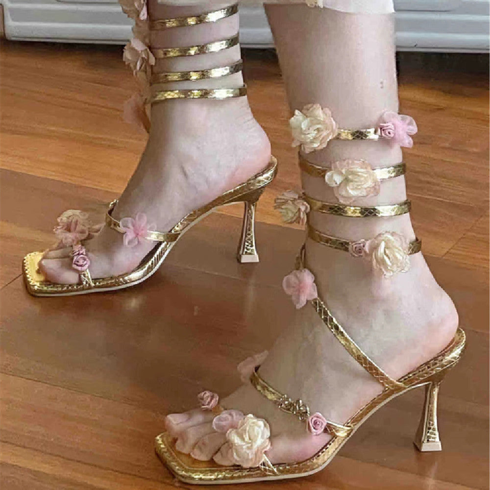 Sandalias romanas de tacón fino con diseño floral