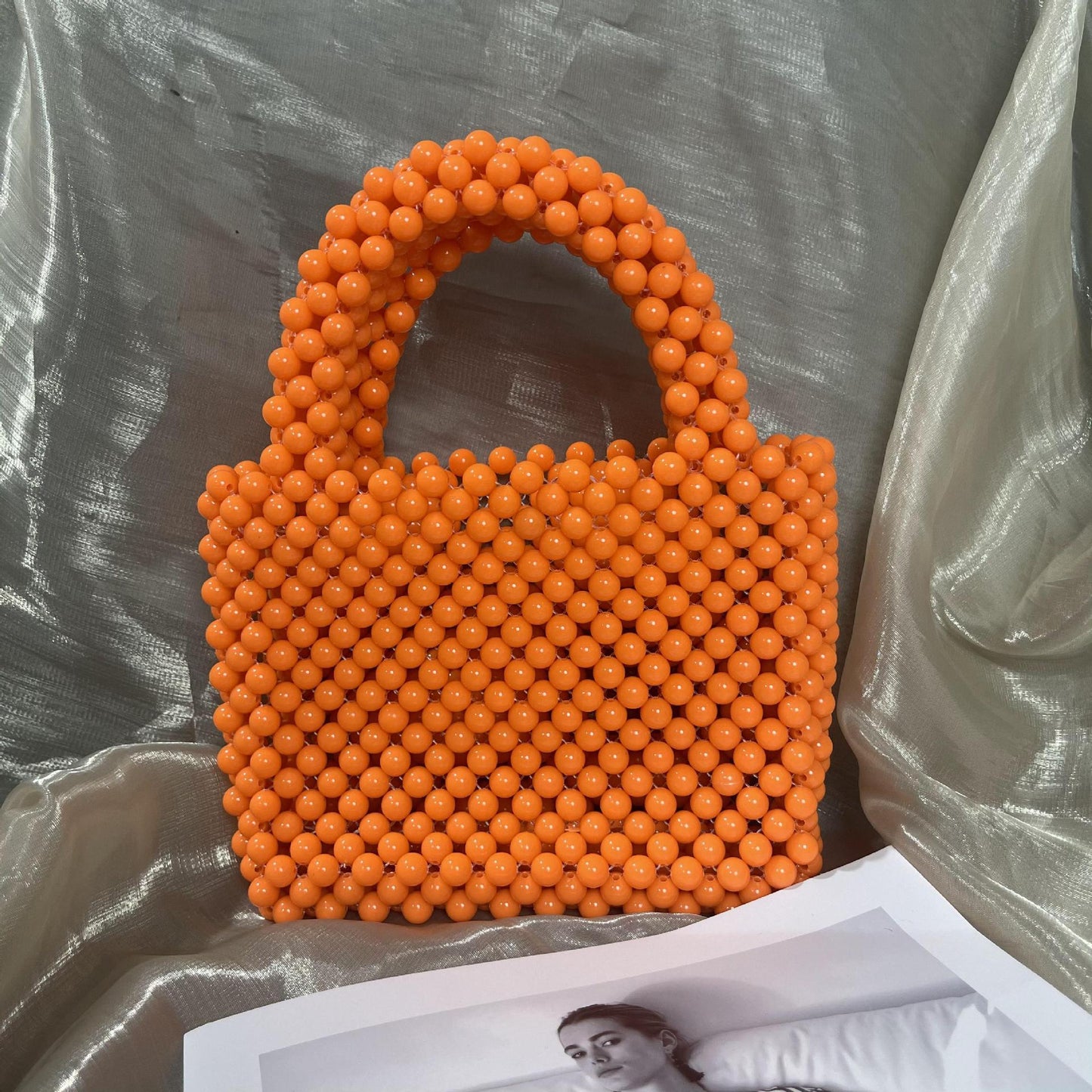 Bolso de mano con cuentas acrílicas redondas de color sólido y caramelo