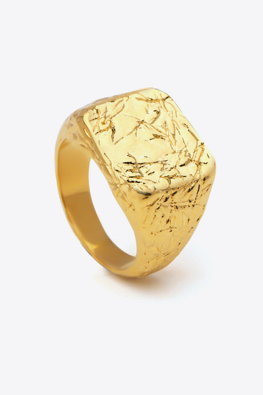 Strukturierter vergoldeter Ring