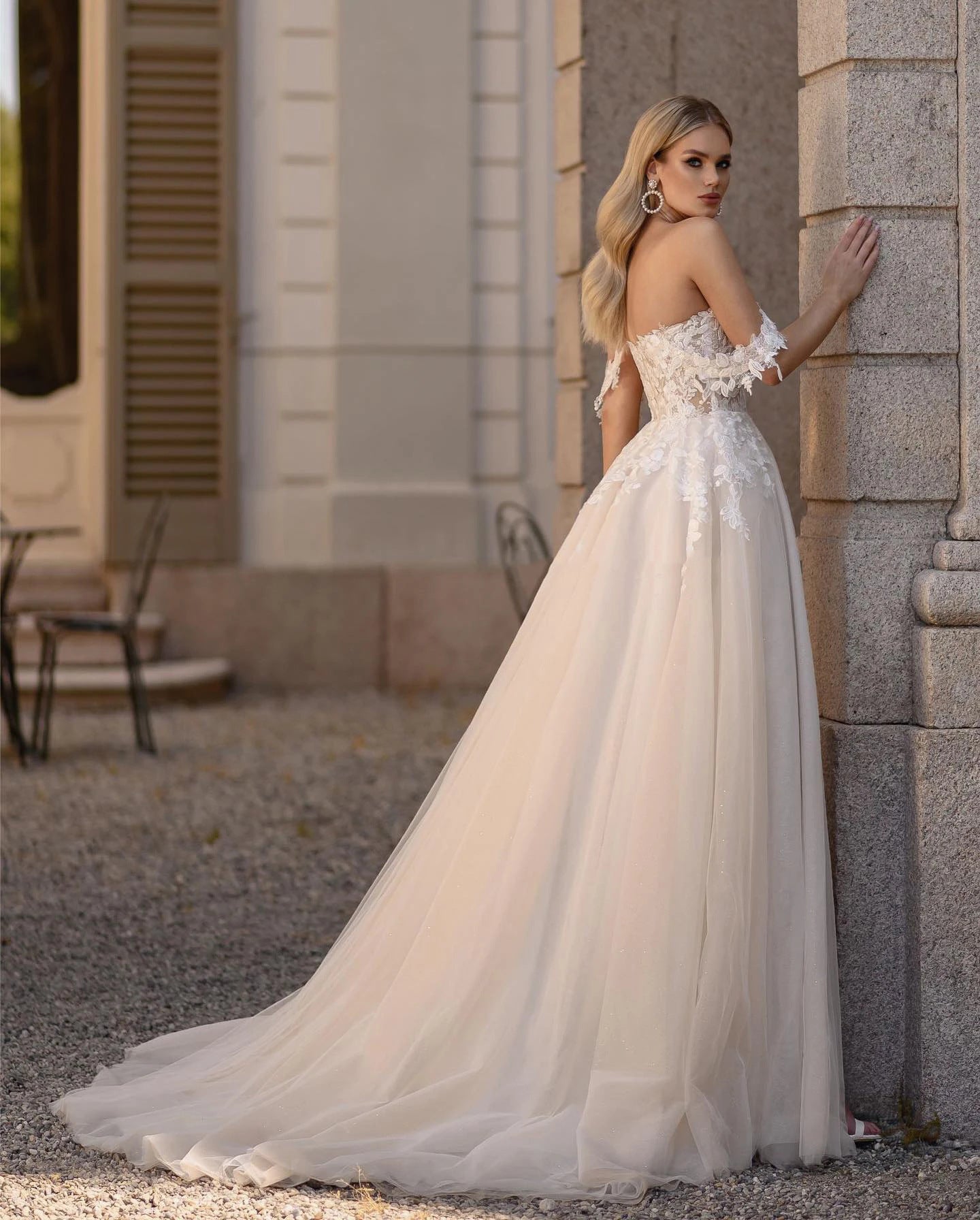 Exquisites Brautkleid mit Fischschwanz und Schleppespitze in Weiß