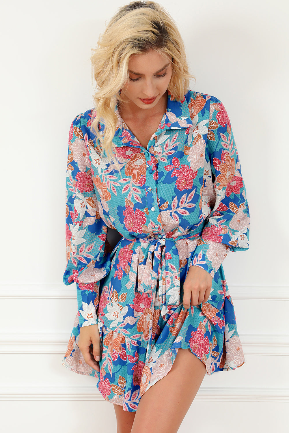 Vestido camisero con cinturón y manga farol con estampado floral azul