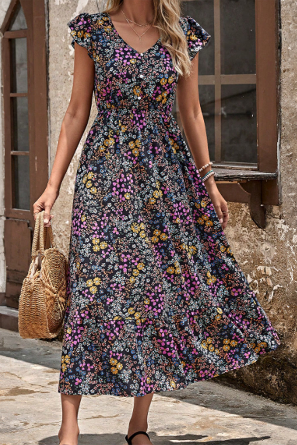 Vestido midi abotonado con cuello en V y manga con volantes florales negro