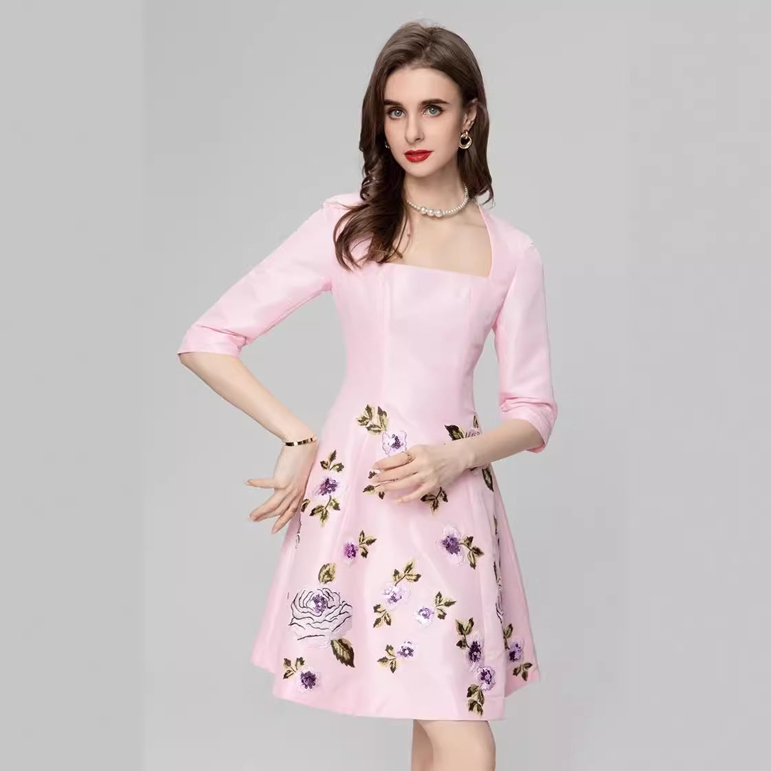 Exquisites Kleid mit bestickten Blumen und halblangen Ärmeln