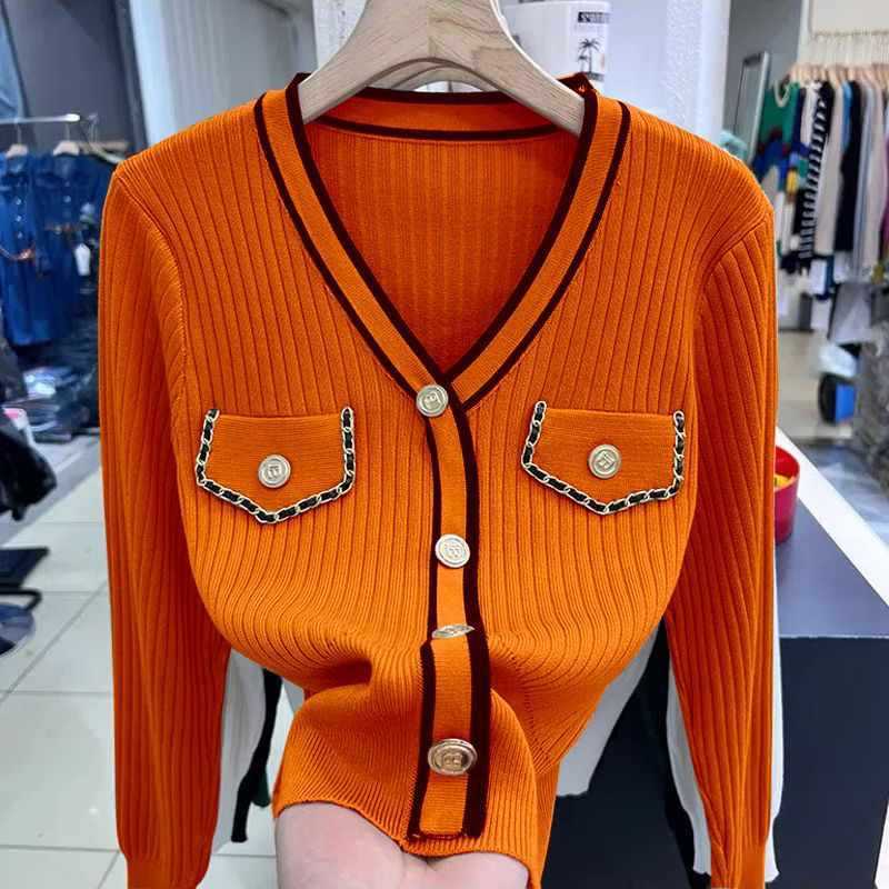 Klassischer Strickpullover mit V-Ausschnitt und schmaler Passform für Damen