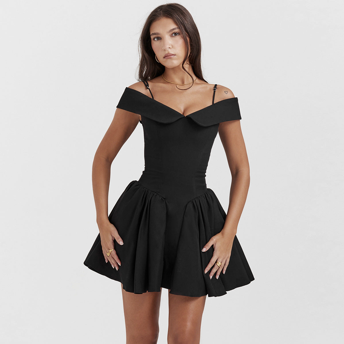 Außenhandel Mode Damen tragen neues schulterfreies Hot Girl kleines schwarzes Kleid