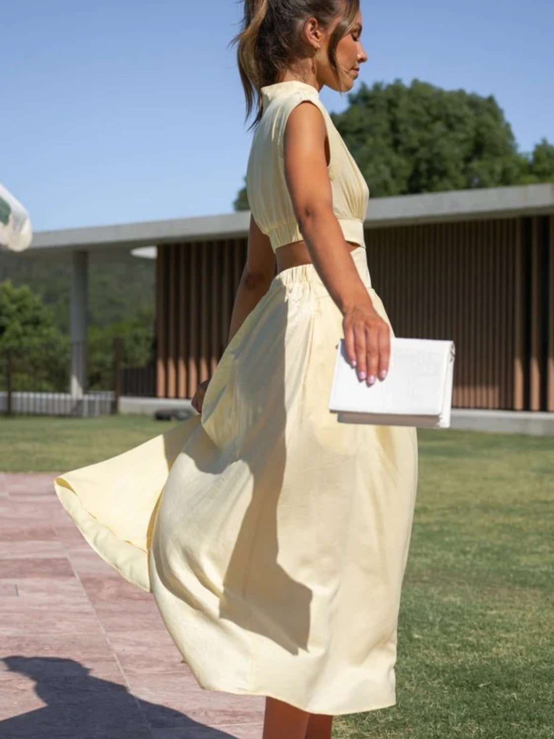 Ärmelloses, gerüschtes Kleid mit Stehkragen und Ausschnitt