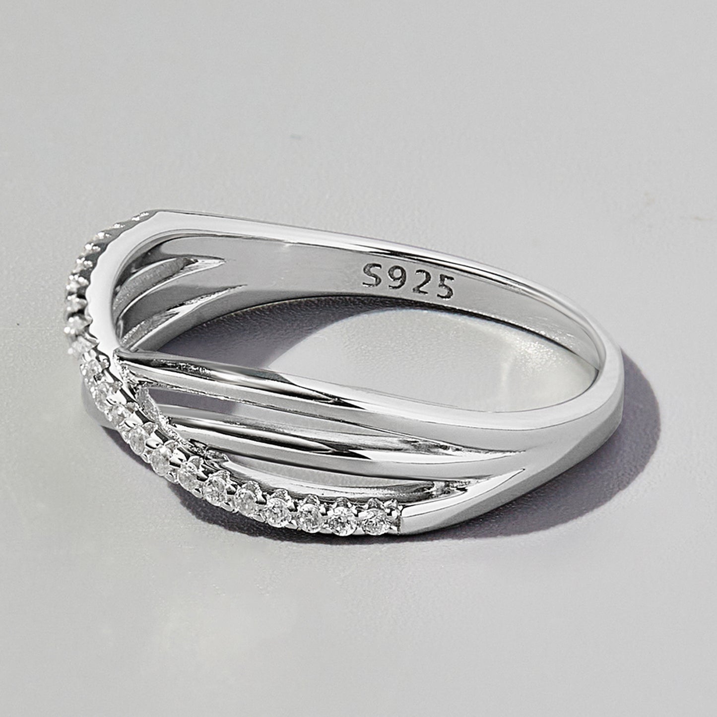 Ring aus 925er-Sterlingsilber mit kreuz und quer eingelegtem Zirkon