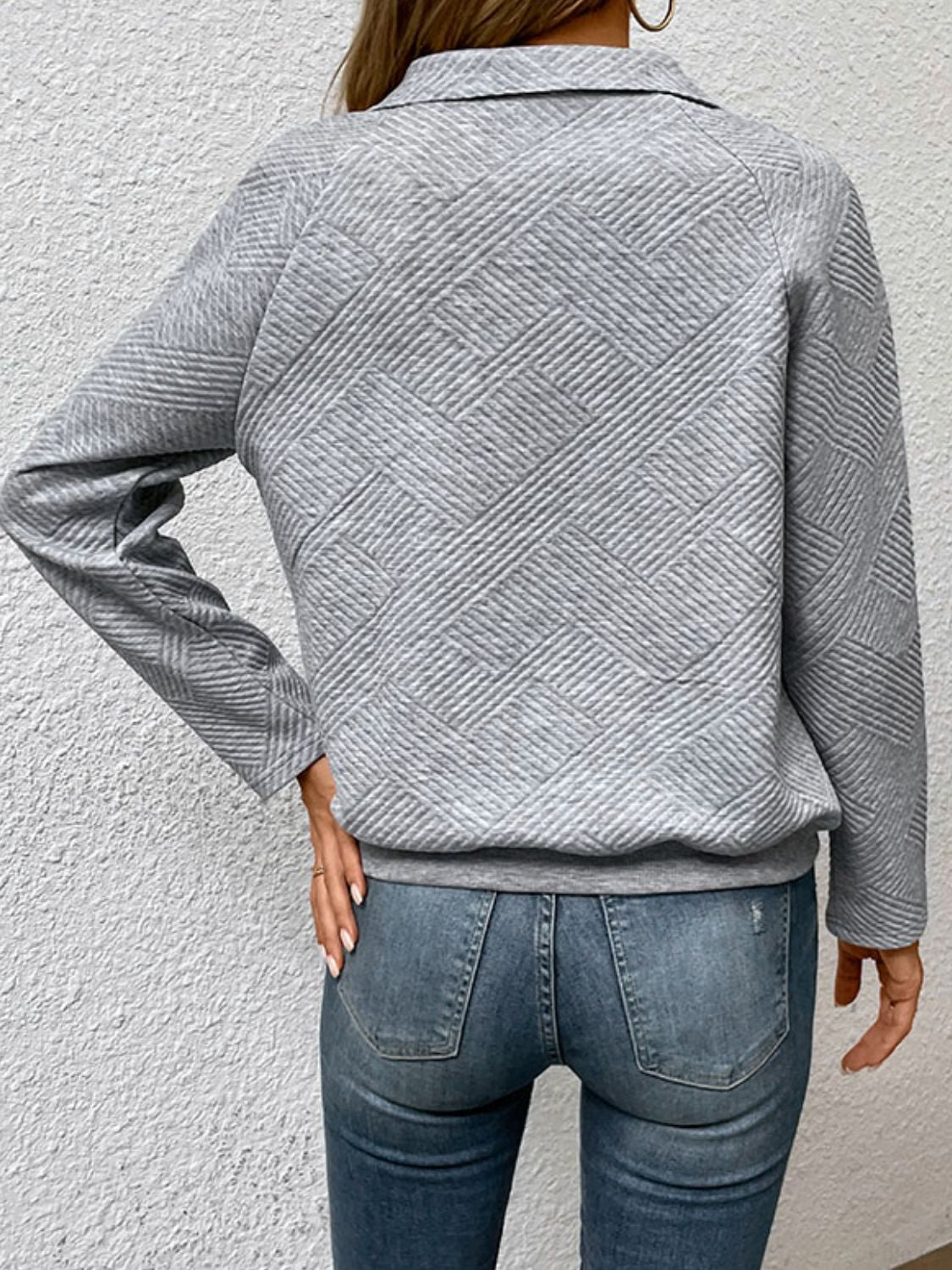 Halb geknöpftes Sweatshirt mit Kragen und Tasche