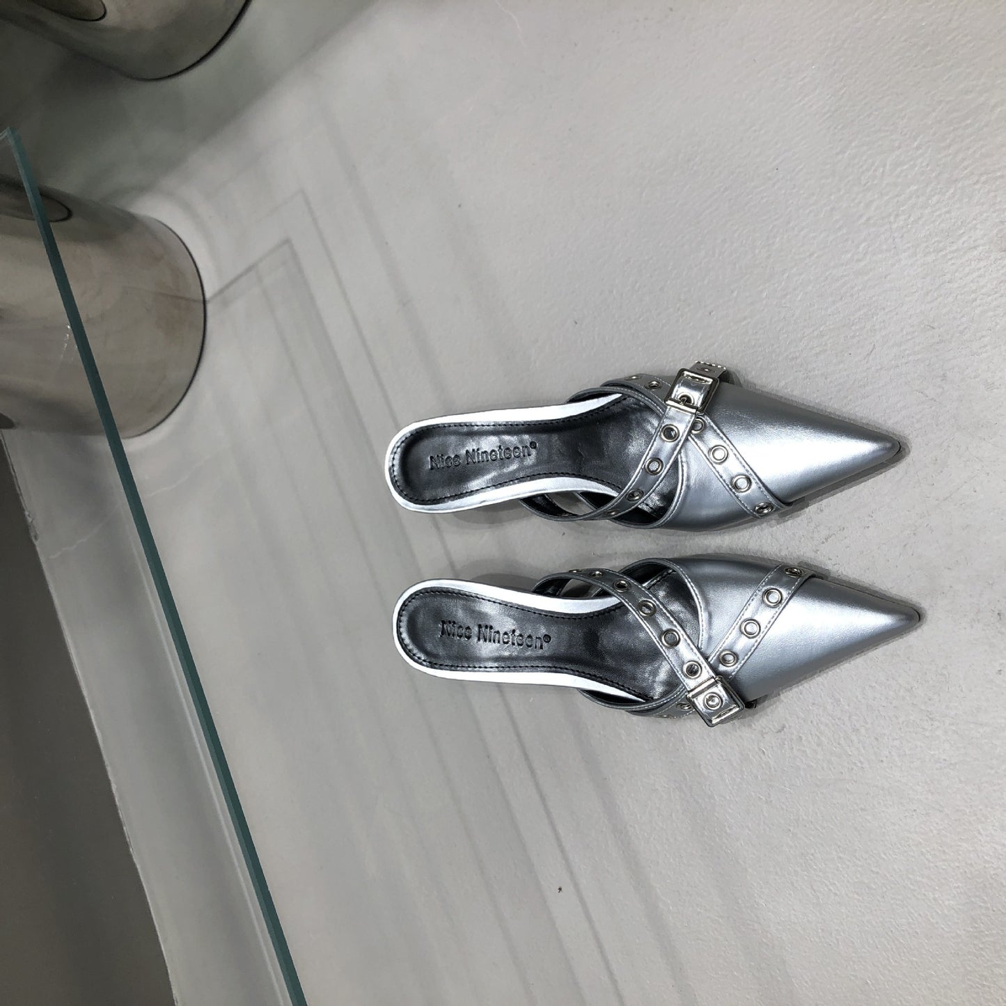Conjunto de hebilla de metal elegante semi zapatilla con puntera de verano para mujer