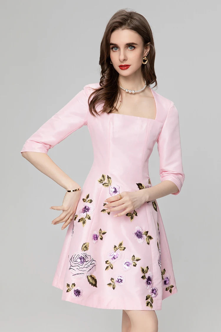 Exquisites Kleid mit bestickten Blumen und halblangen Ärmeln