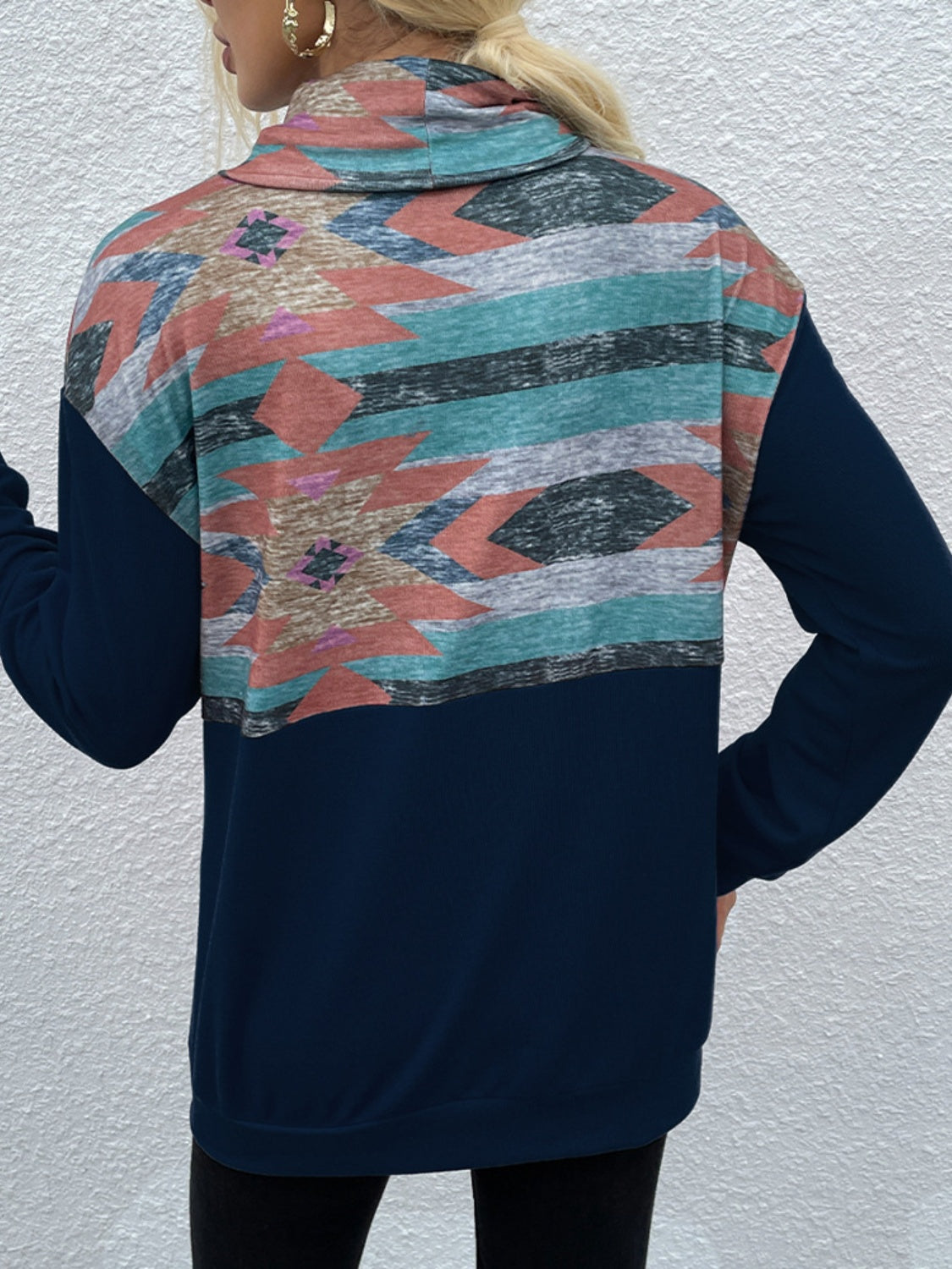 Langärmliges Sweatshirt mit geometrischem Kordelzug