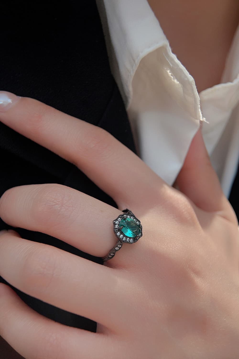 Ring aus 925er-Sterlingsilber mit blauem Paraiba-Zirkon und 4 Zinken