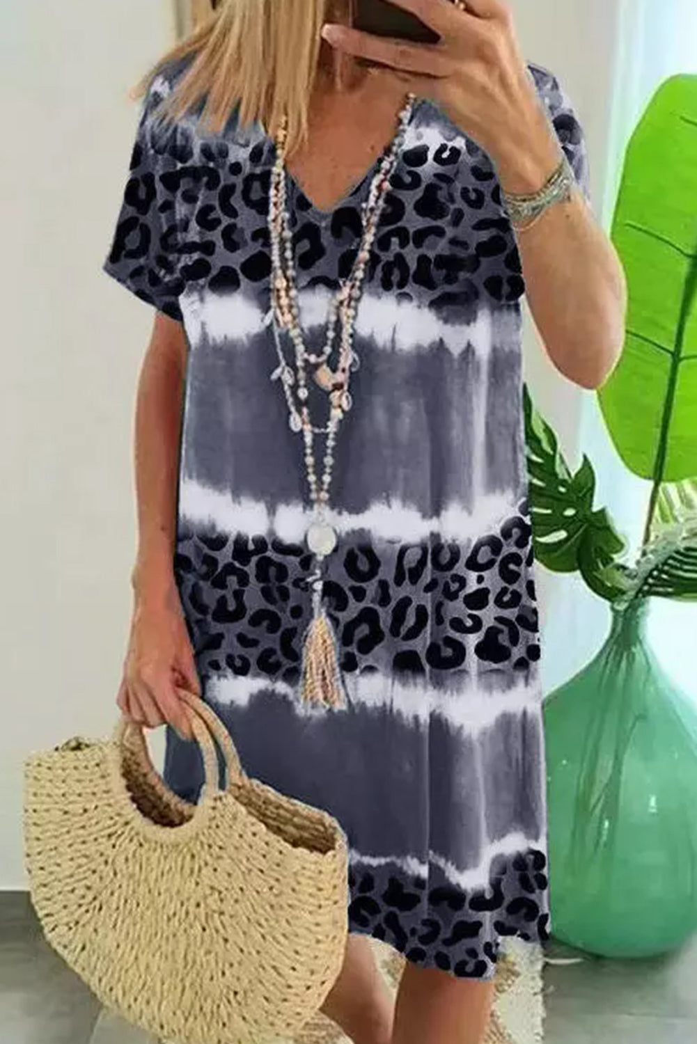 Vestido estilo camiseta con cuello en V y bloques de color de leopardo gris