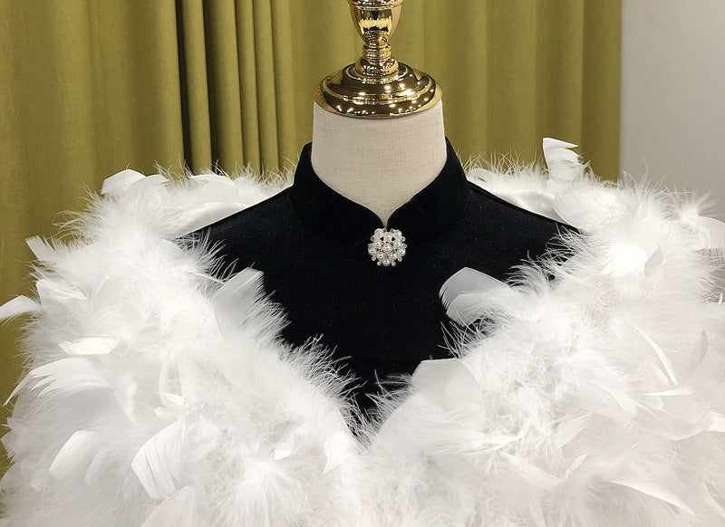 Einfarbiges Winter-Hochzeitskleid für Damen mit Feder-Schalumhang