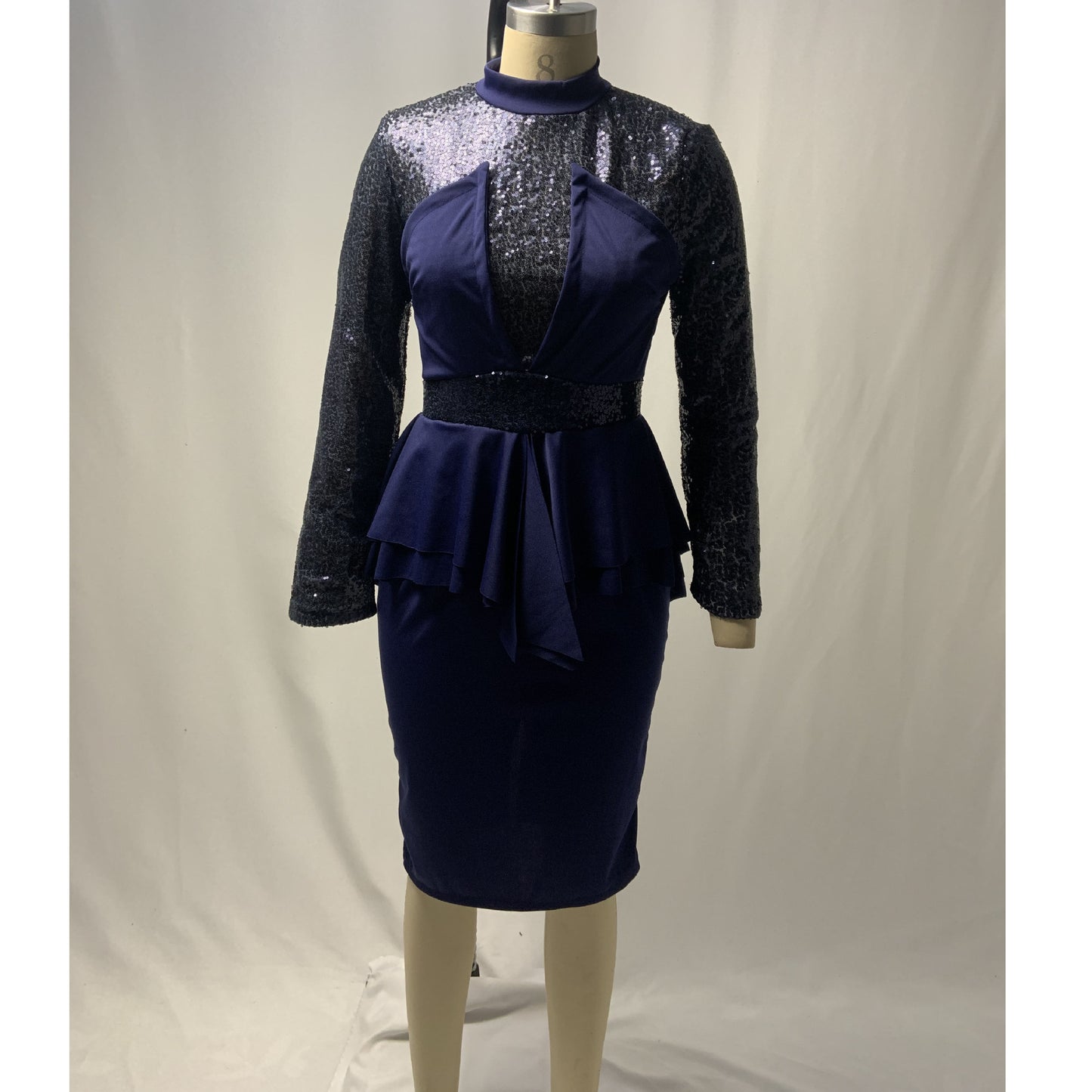 Schlankes Kleid mit hoher Taille und glänzenden Rüschen für Damen