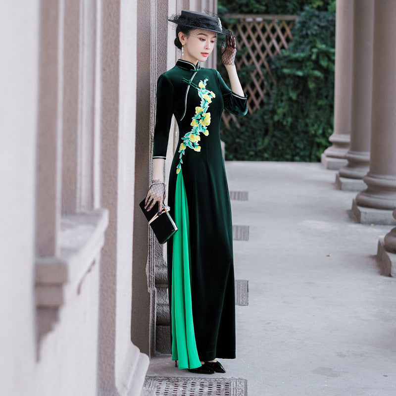 Cheongsam Ao Dai mejorado sin división, bordado largo, manga tres cuartos, terciopelo dorado