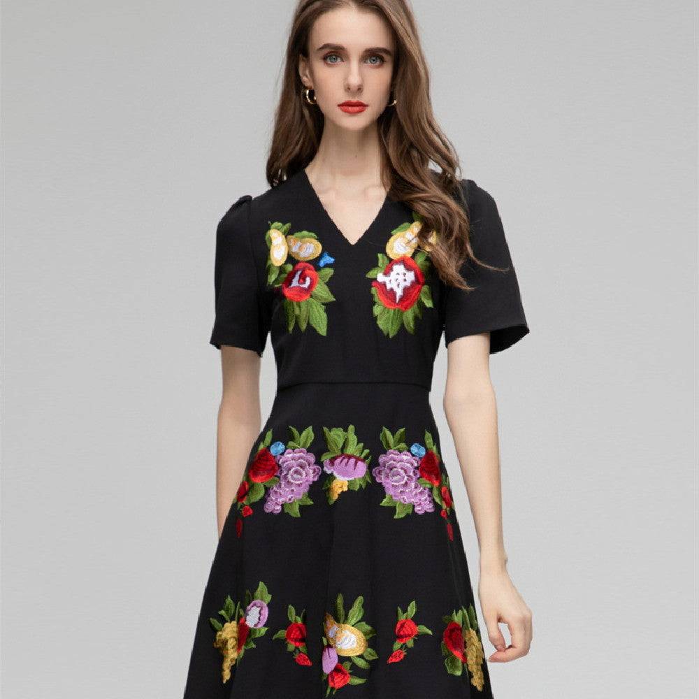 Modisches Kleid mit Blumenstickerei für Damen