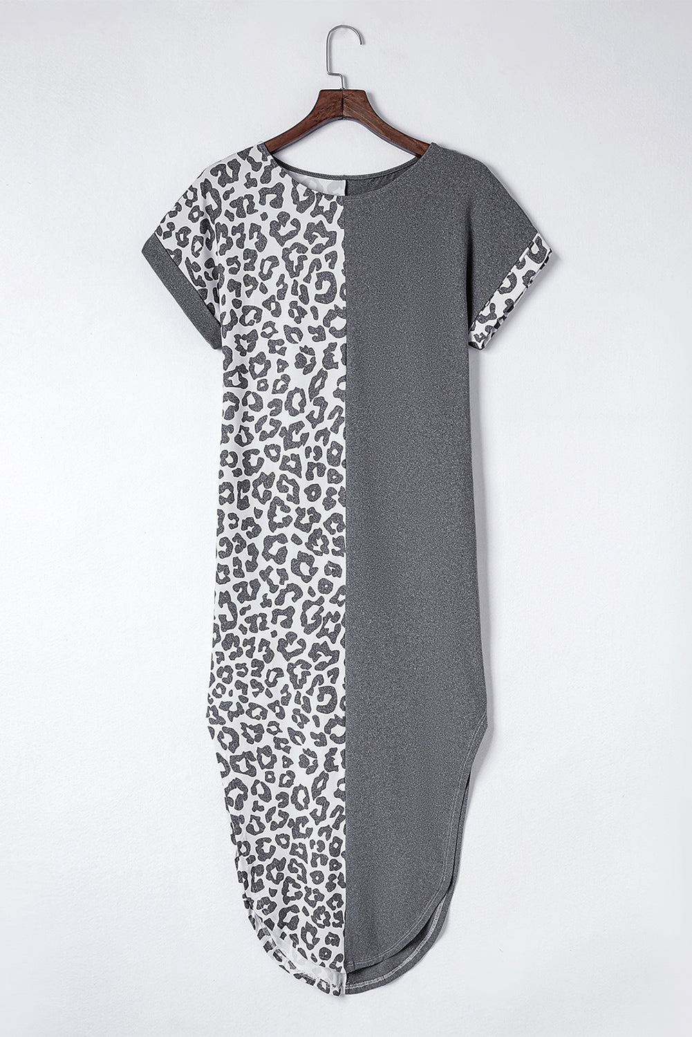 Vestido estilo camiseta de manga corta con aberturas y estampado de leopardo liso en contraste gris