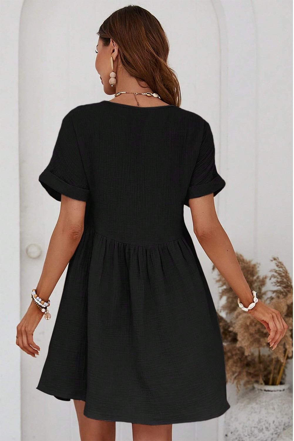 Minivestido negro con cuello en V y encaje de manga corta doblado