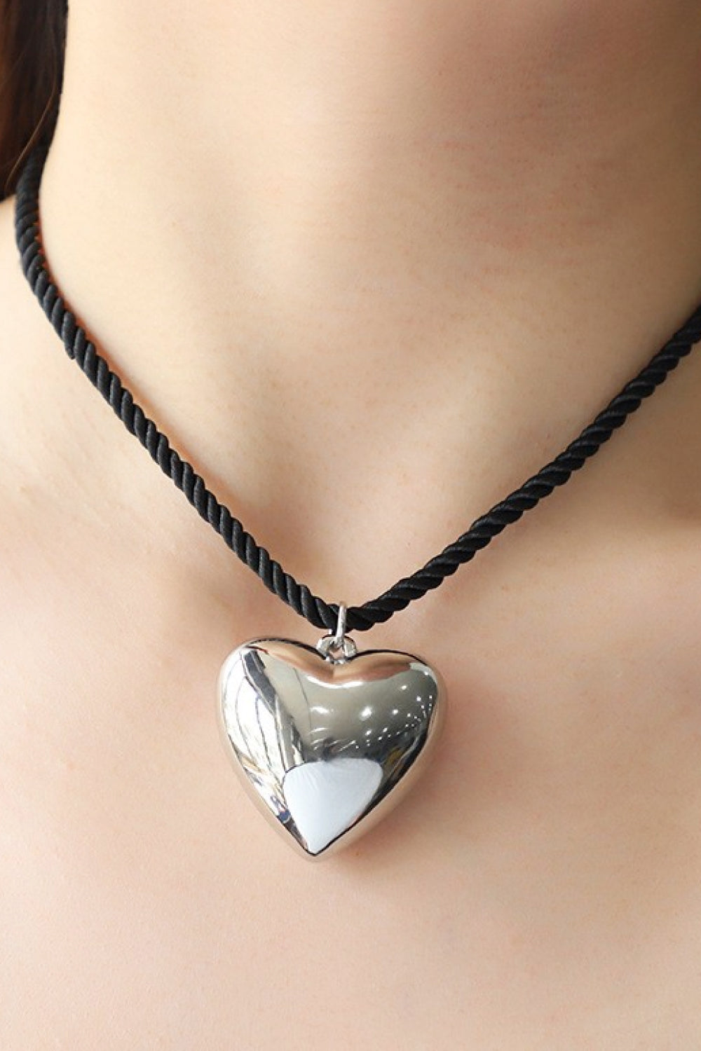 Collar de cuerda con colgante de corazón