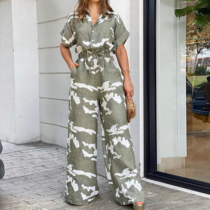 Modischer Jumpsuit mit Polokragen, Knopfleiste und Aufdruck