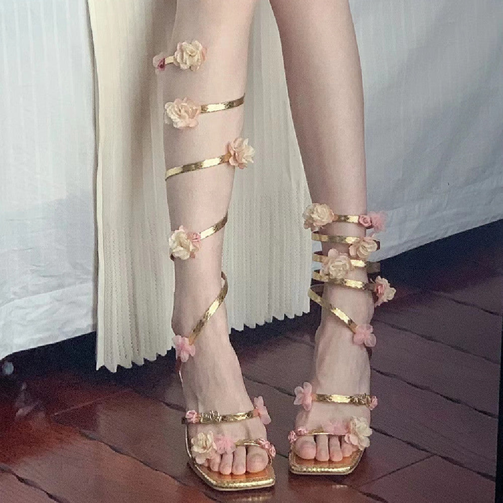 Sandalias romanas de tacón fino con diseño floral