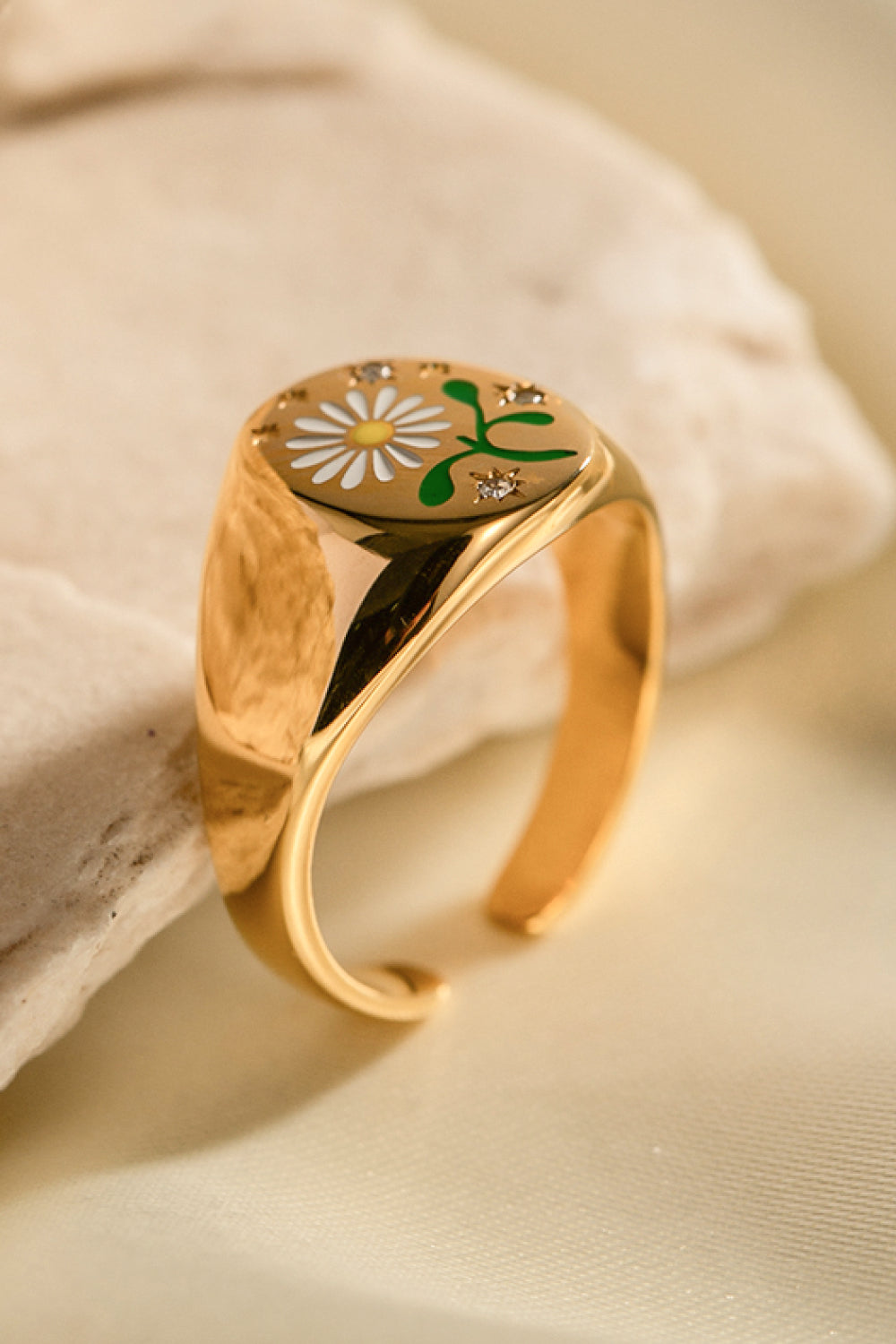 Offener Ring aus Edelstahl mit Blumenmuster