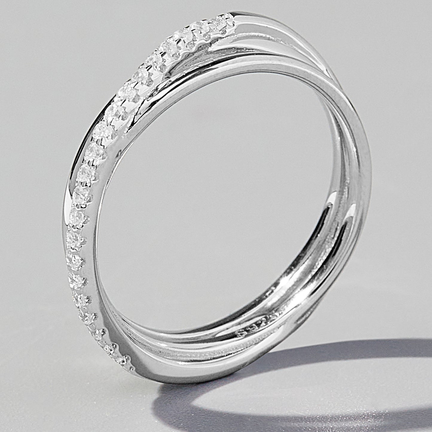 Ring aus 925er-Sterlingsilber mit eingelegtem Zirkon
