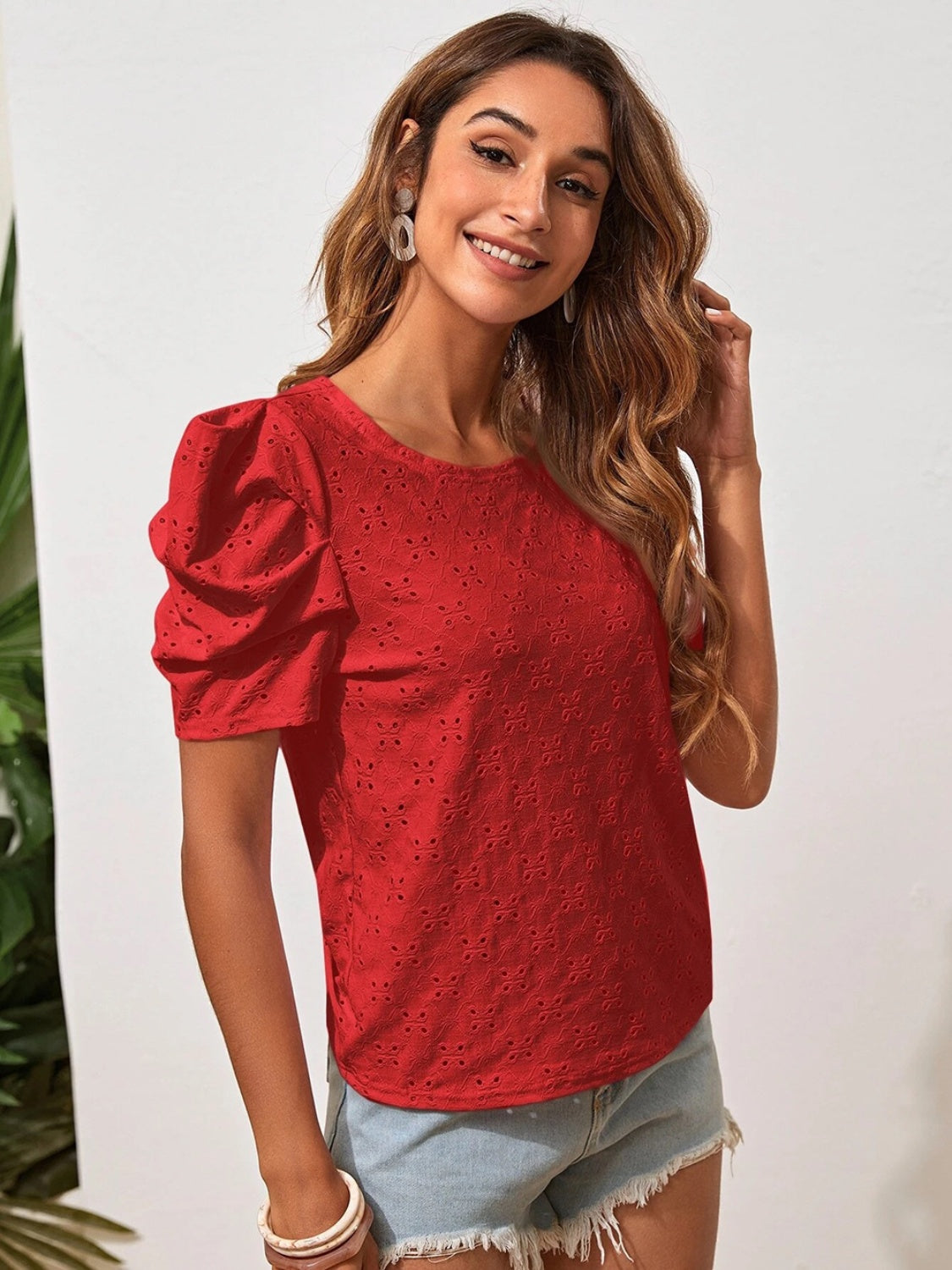 Blusa con mangas abullonadas y cuello redondo con ojales