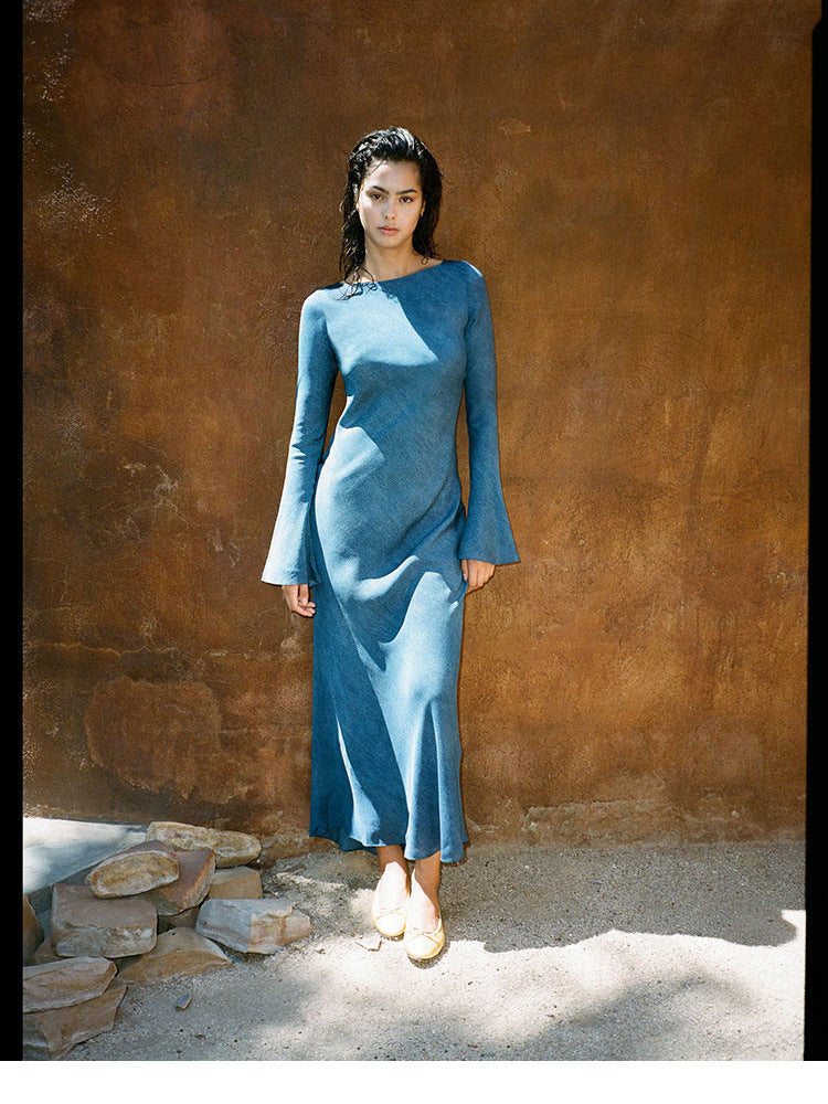 Blaues langärmliges Seidenkleid mit Sonnenschutz im Urlaubsstil