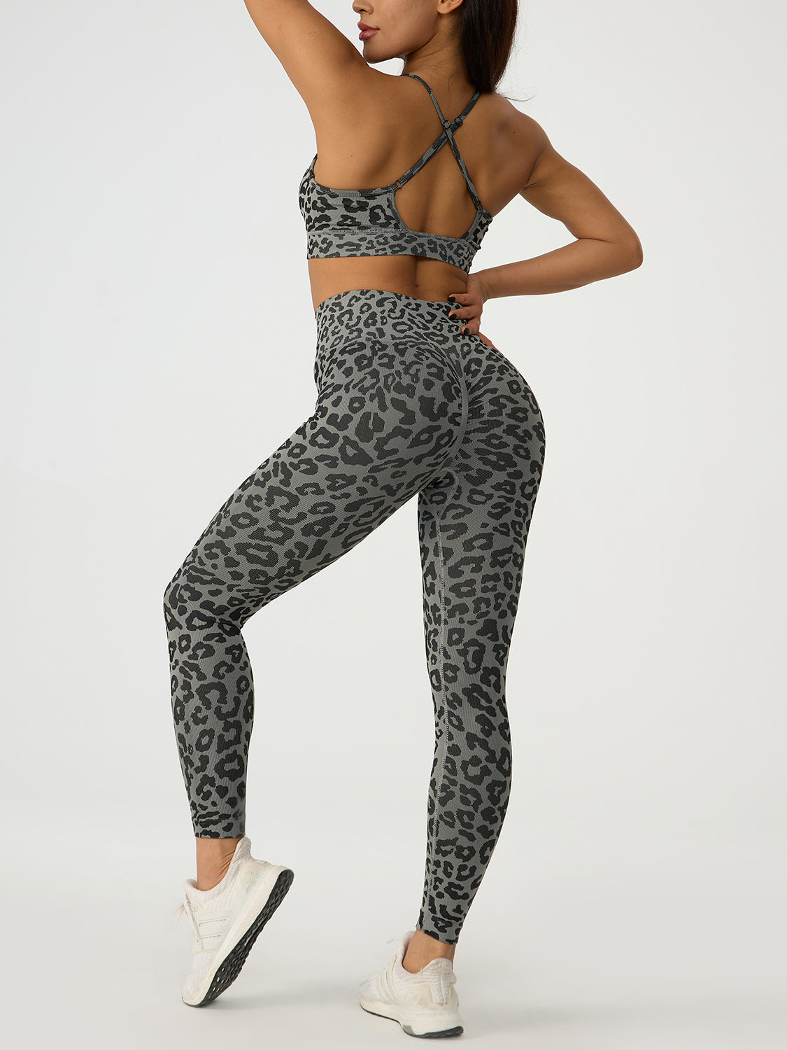 Active-Set mit Leoparden-Crosscross-Top und Leggings