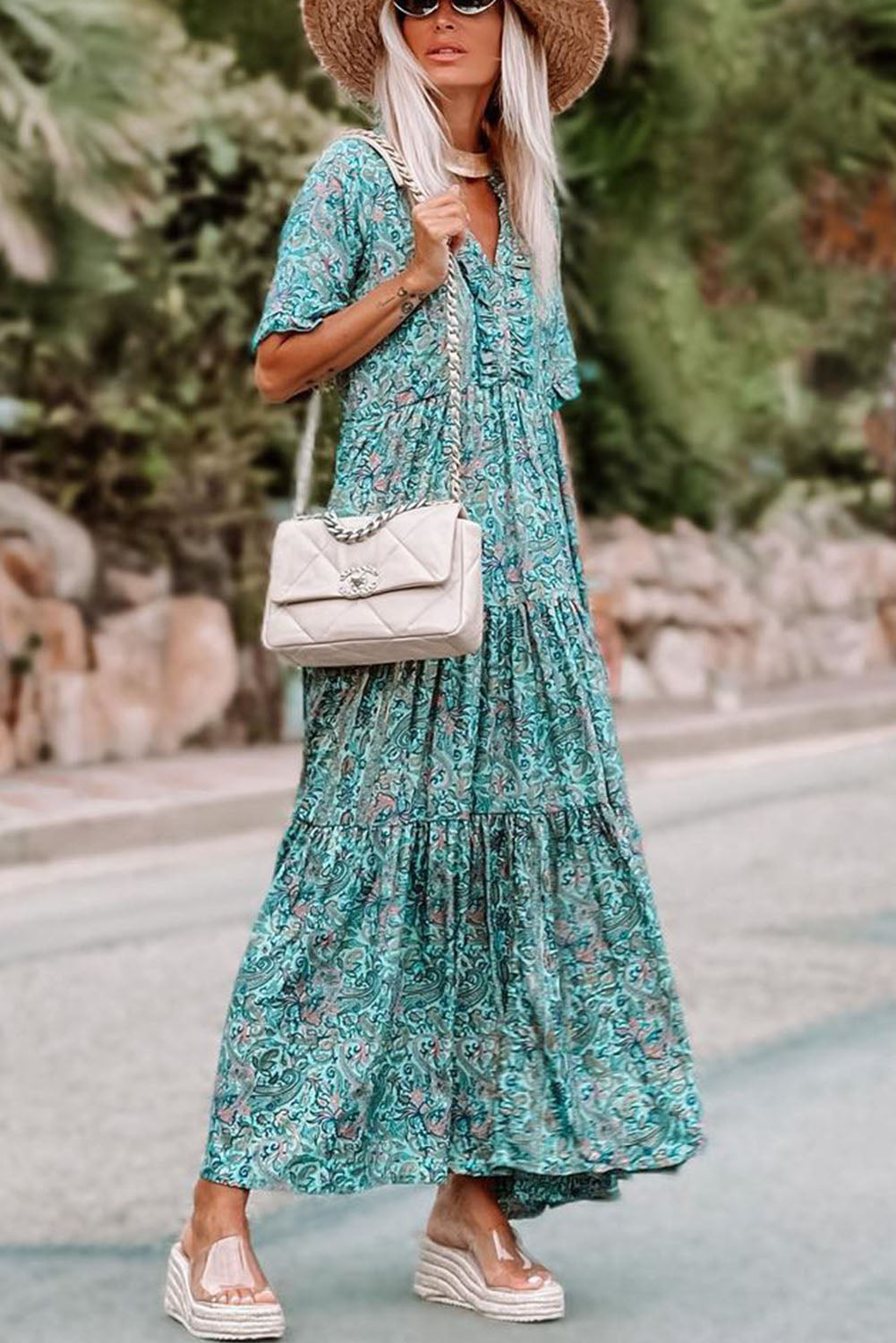 Himmelblaues, gestuftes Maxikleid im Boho-Stil mit Paisley-Print und Rüschen