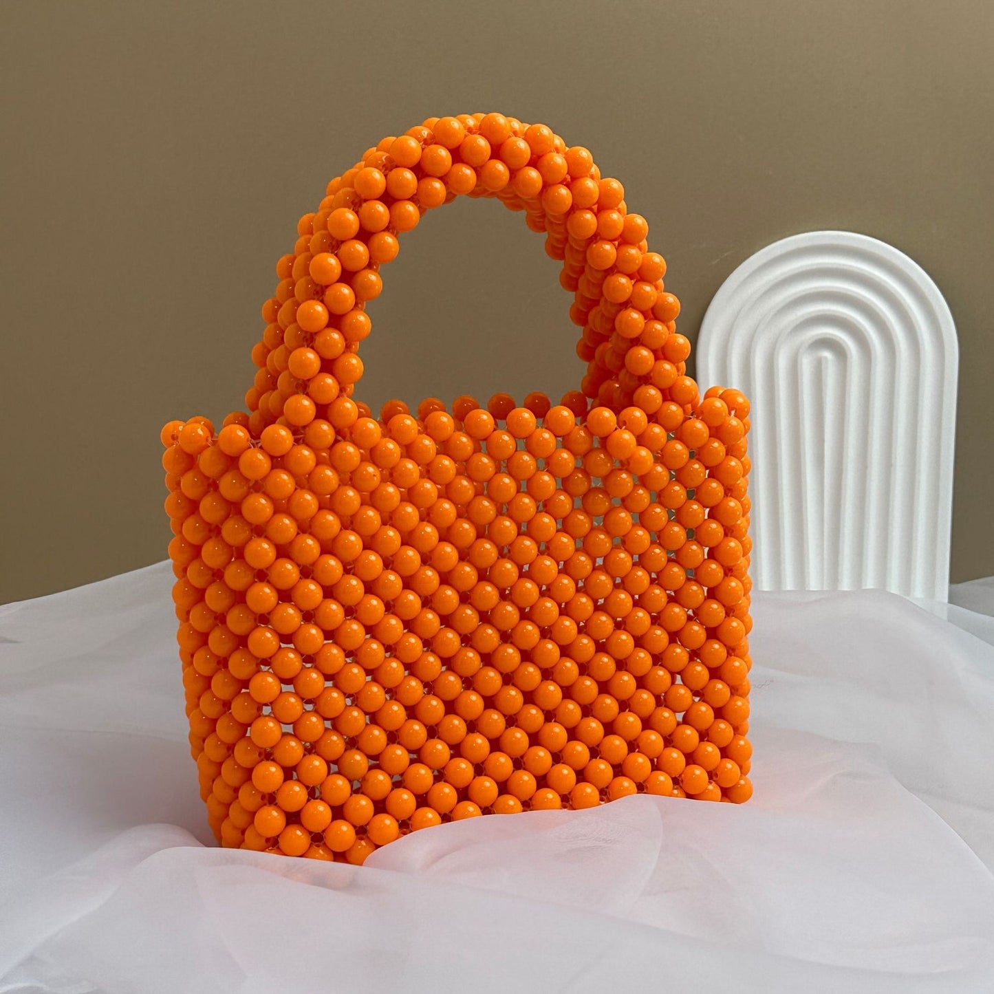 Bolso de mano con cuentas acrílicas redondas de color sólido y caramelo