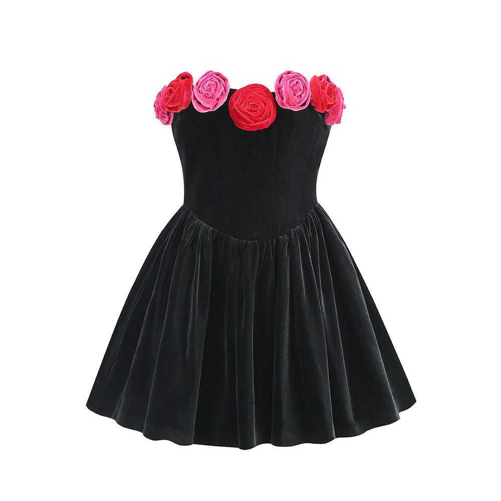 Damen-Kleid mit Tube-Top und Blumendekoration in Kontrastfarbe