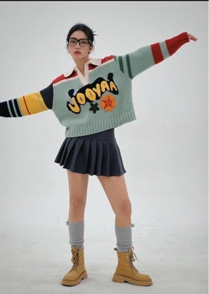 Suéter de punto con solapa jacquard y letras con bordado de toalla