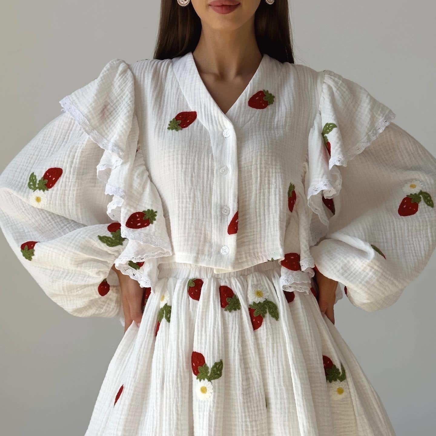 Traje de falda corta con estampado de fresas y volantes estilo algodón a la moda para mujer