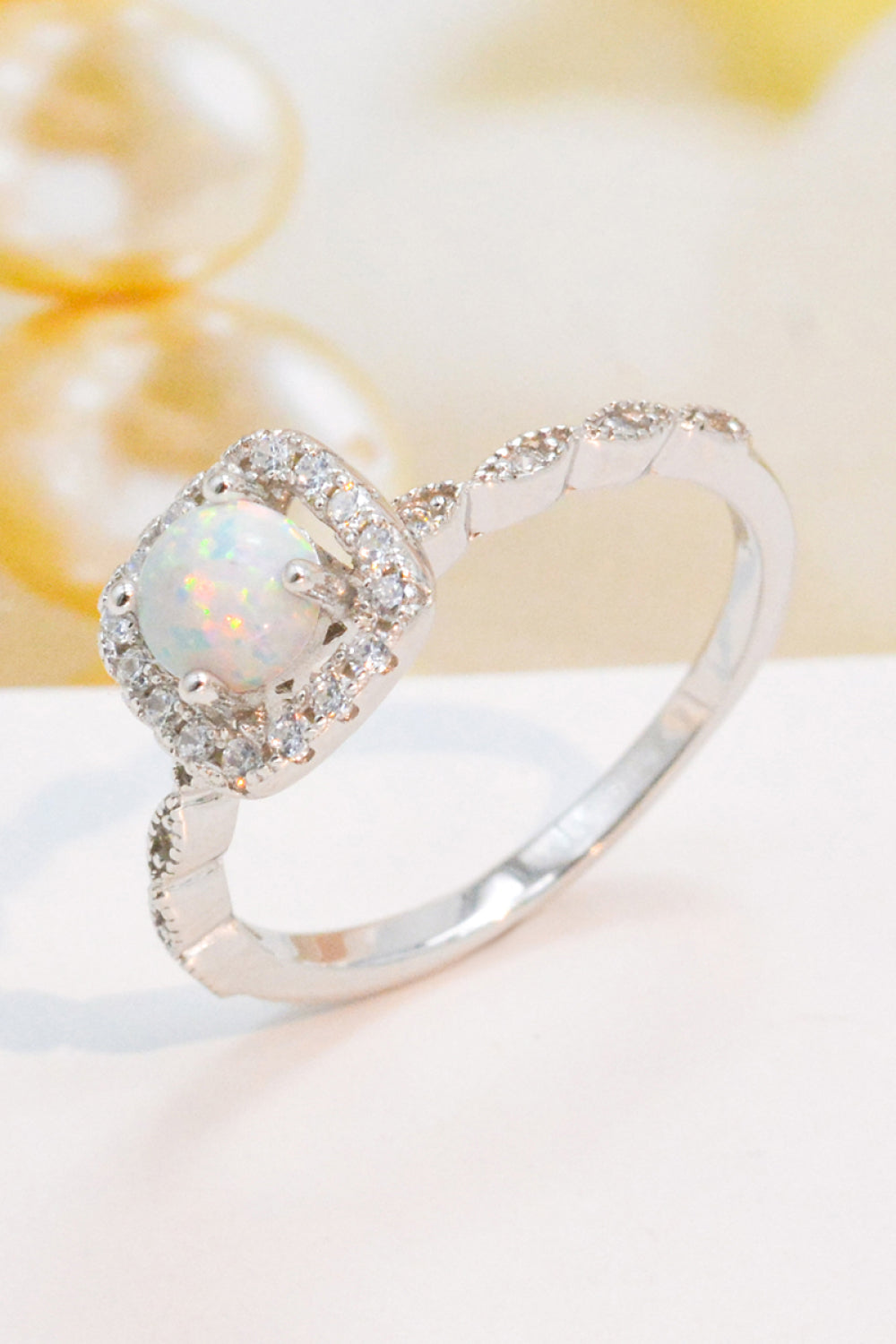 Ring aus 925er-Sterlingsilber mit eingelegtem Opal