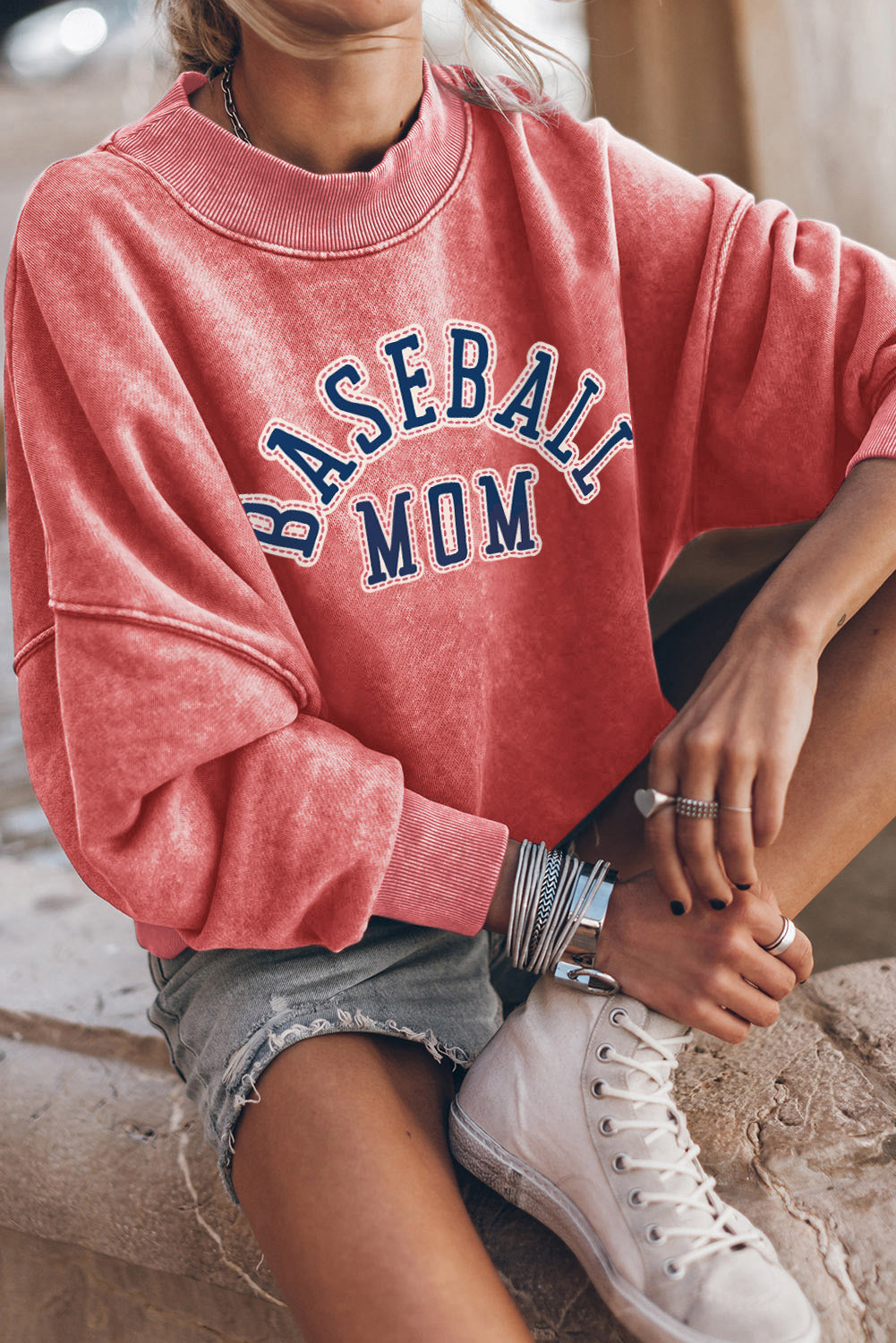 BASEBALL MOM Grafik-Sweatshirt mit tief angesetzter Schulterpartie