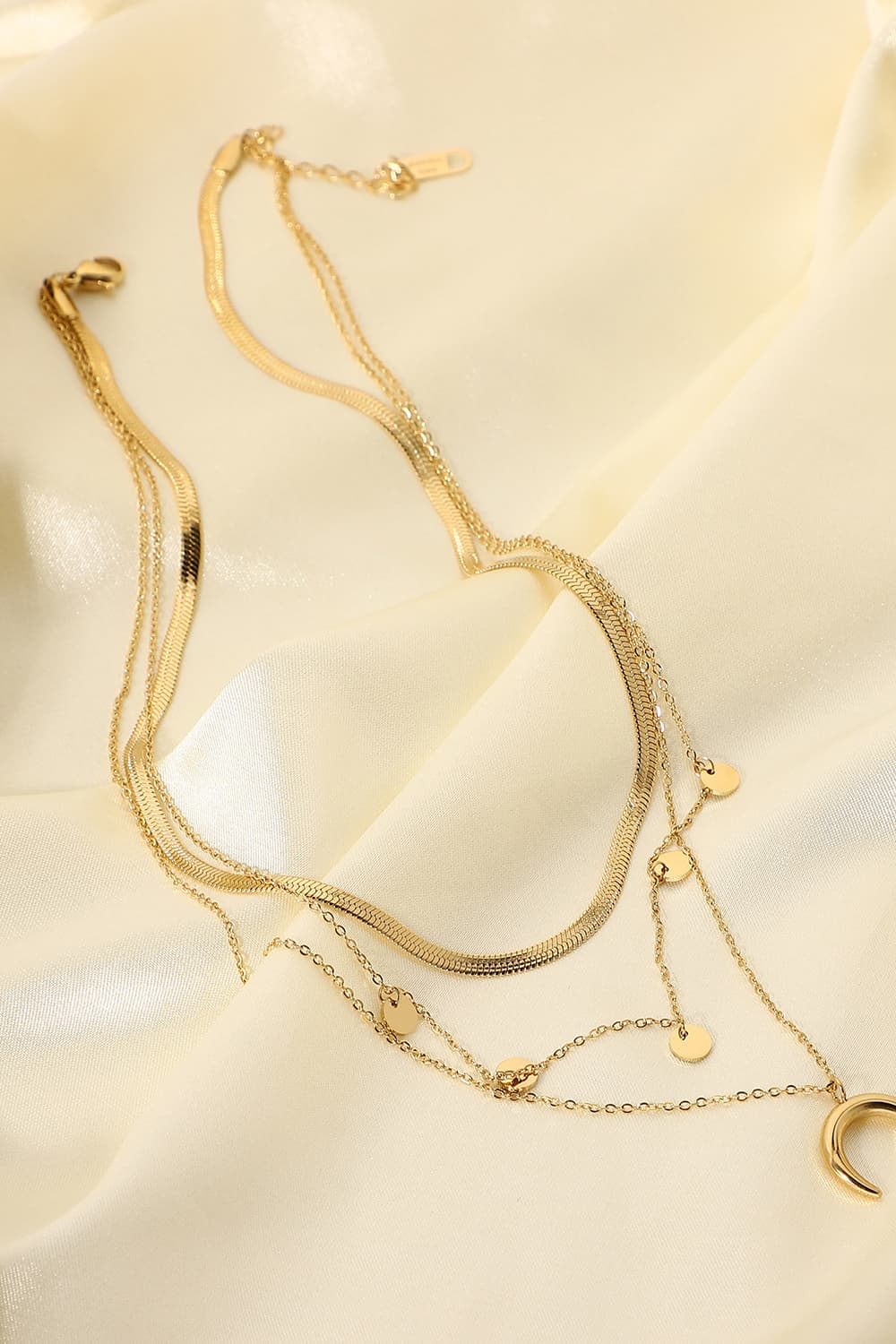 18 Karat vergoldete Halskette mit Mondform-Anhänger