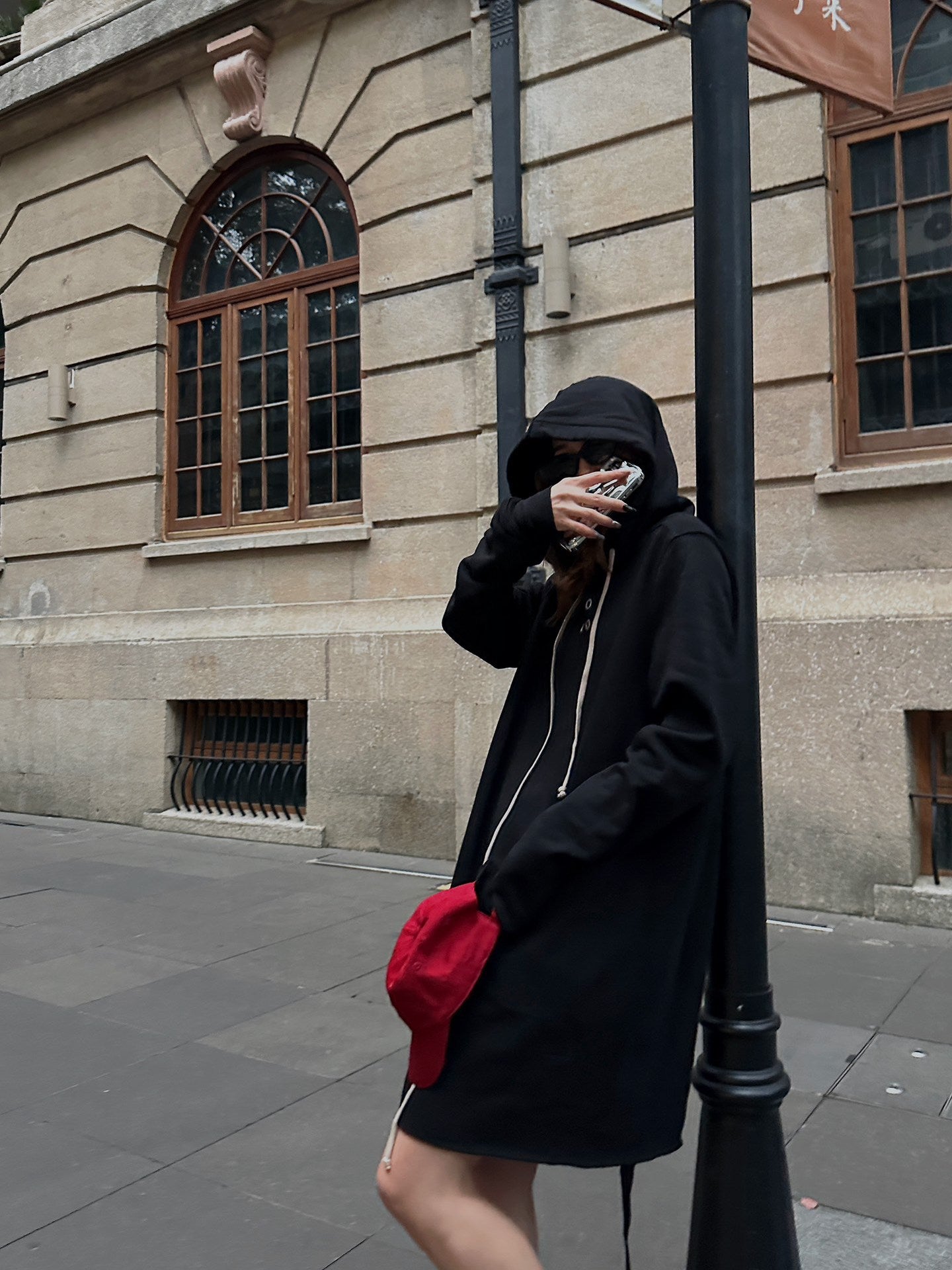 Sudadera con capucha negra oscura con cordones Sudadera con capucha larga