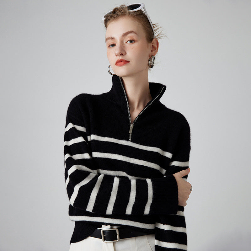Suéter grueso de cachemira con cuello alto y cremallera a rayas en blanco y negro para mujer