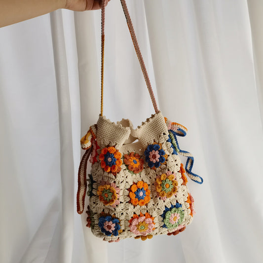 Bolsa tejida de lana con colores contrastantes para Año Nuevo