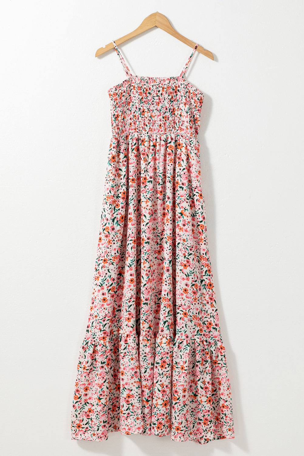 Weißes, gesmoktes, gerüschtes Boho-Maxikleid mit Blumenmuster