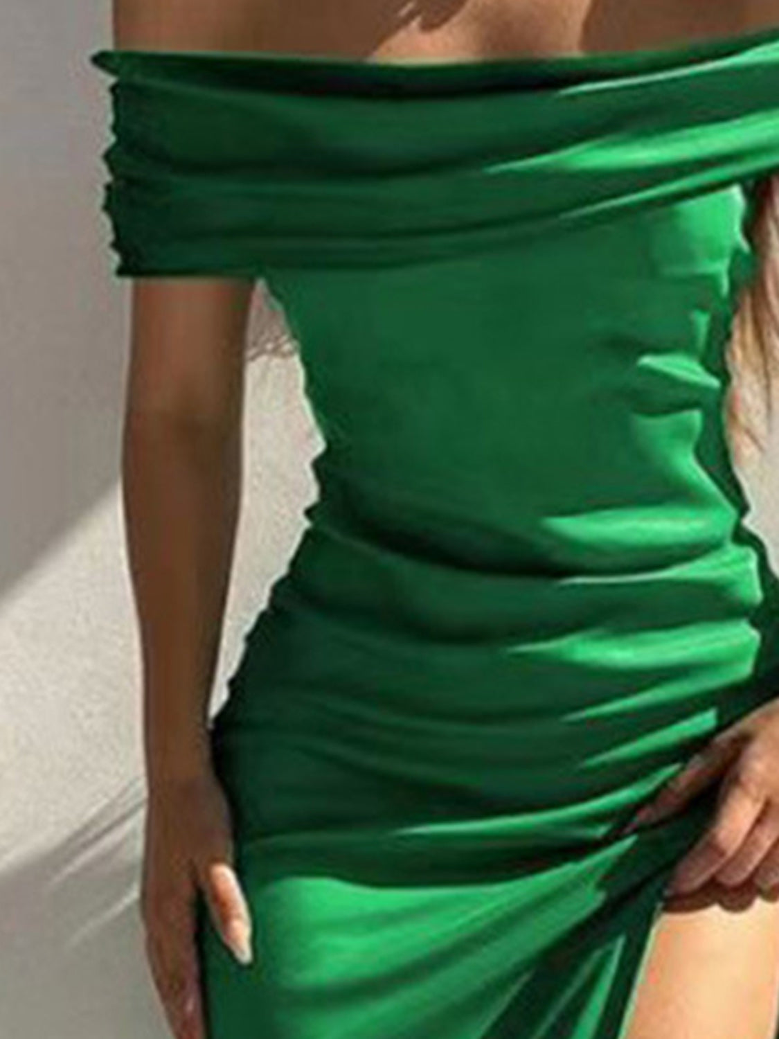 Vestido con hombros descubiertos y fruncido