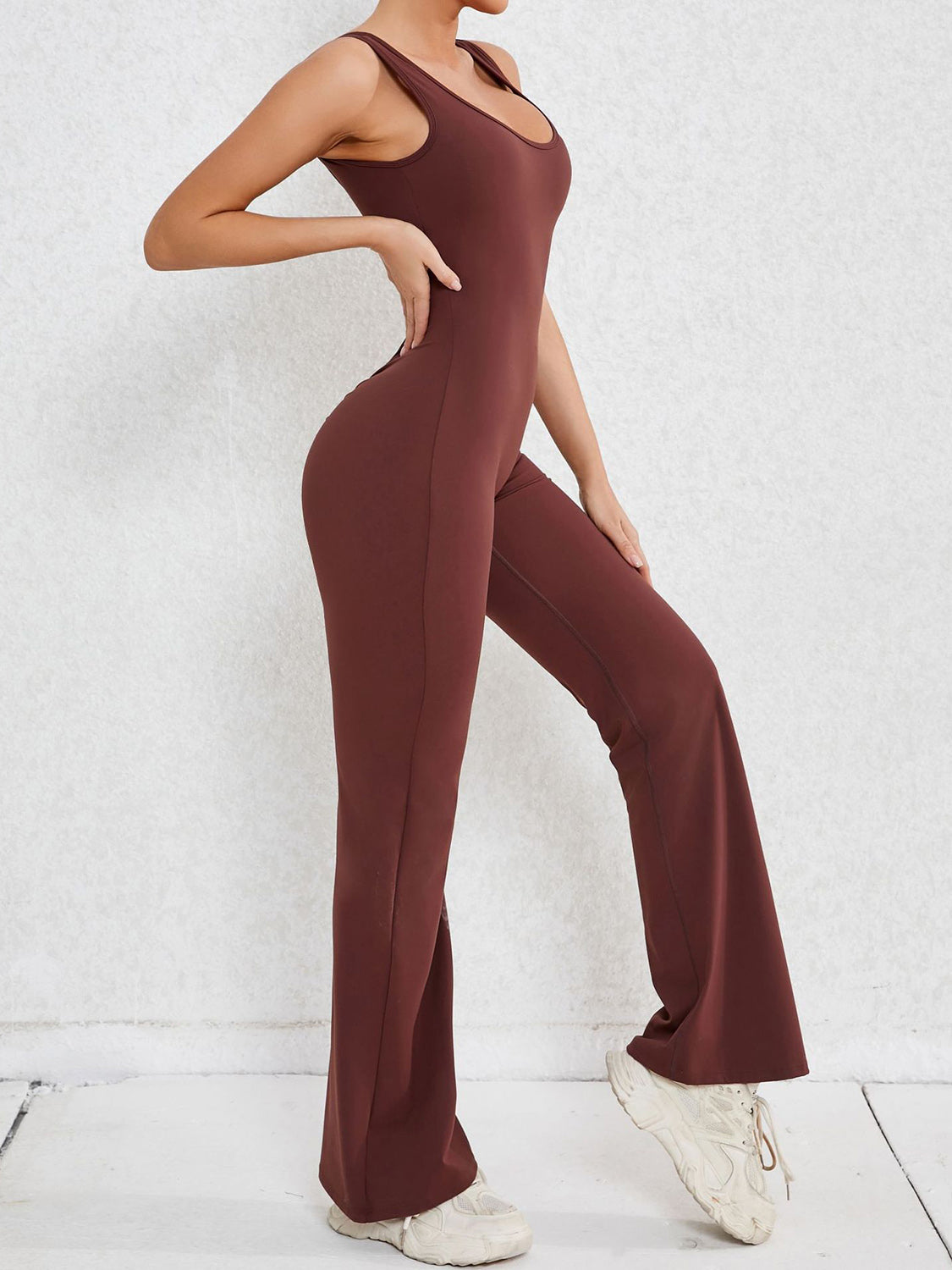 Active-Jumpsuit mit weiten Trägern und U-Ausschnitt und Ausschnitten