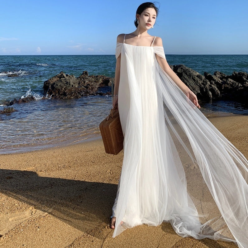 Schulterfreies Brautkleid mit Spaghettiträgern für den Urlaub