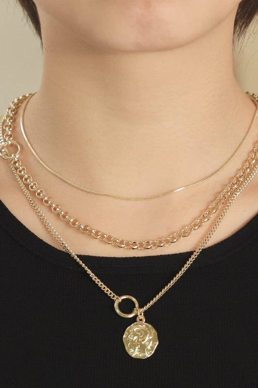 Conjunto de collar de tres piezas con colgante de figura